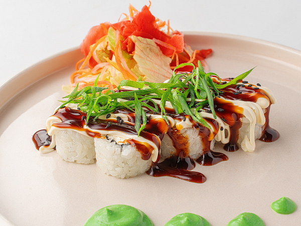 Ролл с лососем и сливочным муссом