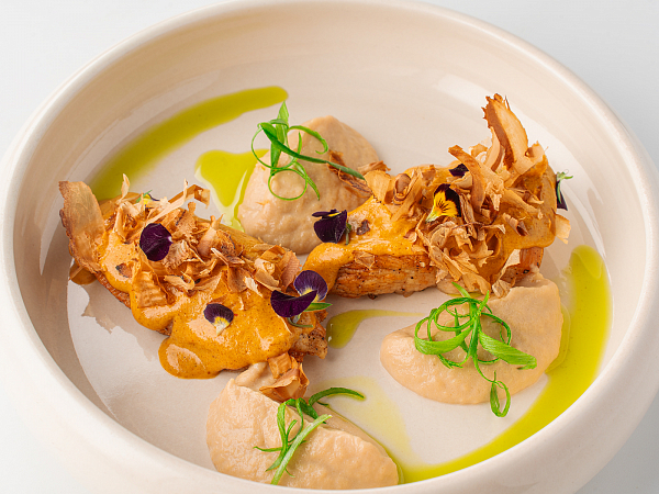 Печёный окунь с пюре из цветной капусты